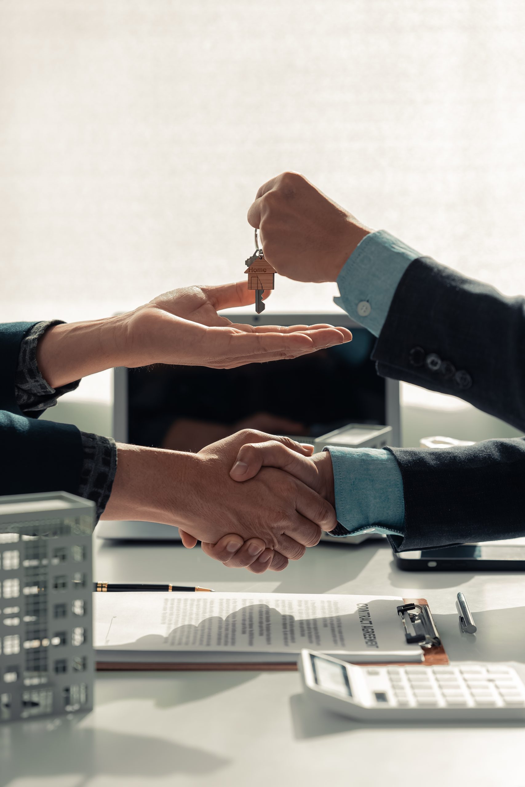 asesor inmobiliario entregando llaves de la propiedad
